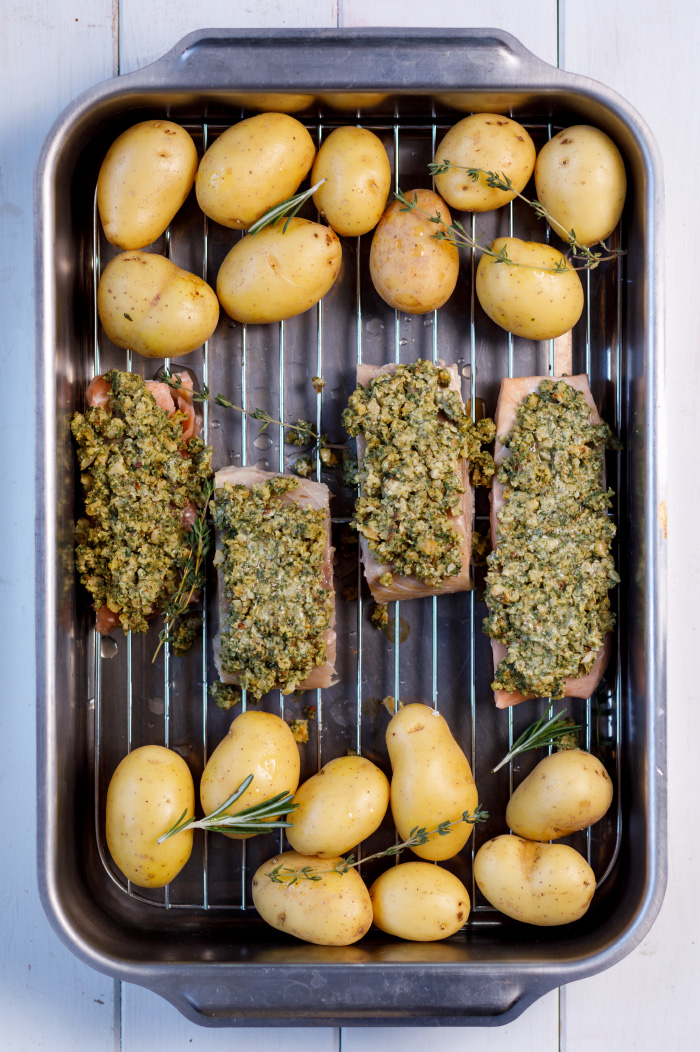 Lachs mit Kräuterkruste und gebackenen Kartoffeln