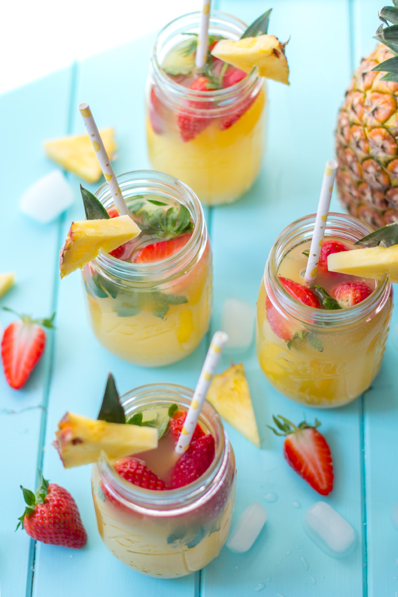 Selbstgemachte Getränke: Ananas-Erdbeer-Bowle
