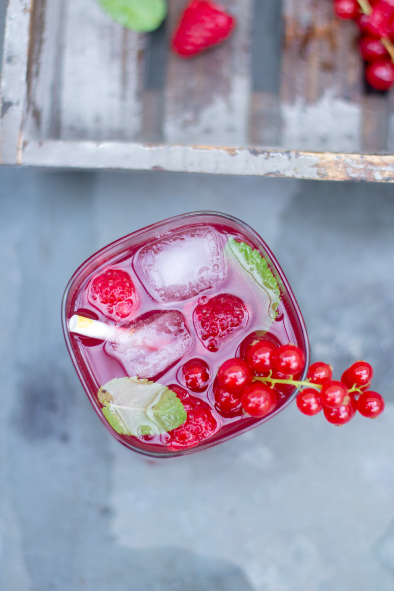 Johannisbeer-Himbeer-Cocktail ohne Alkohol