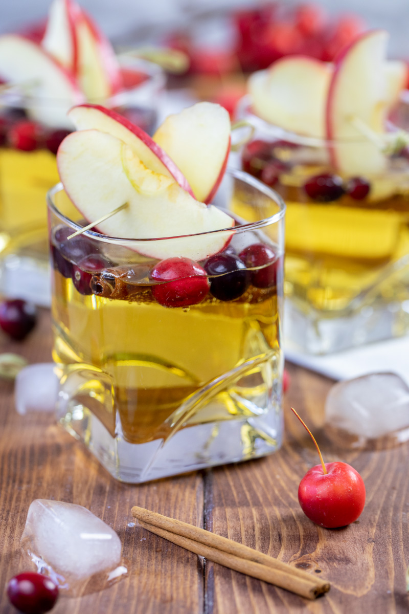 Alkoholfreier Cocktail mit Apfelschorle und Sinalco