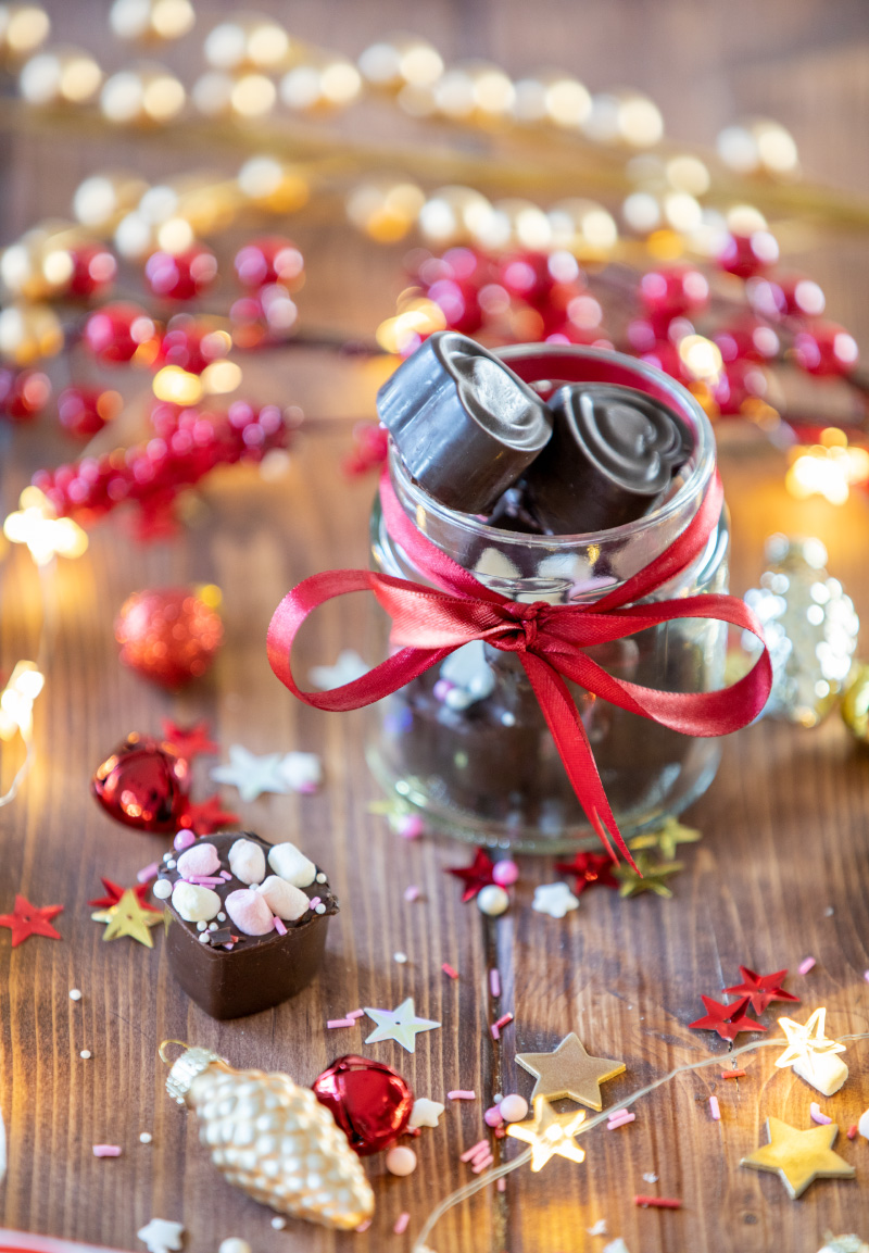 3 gifts from the kitchen: Ugly Christmas sweaters, raspberry chocolate pralines and winter jam
