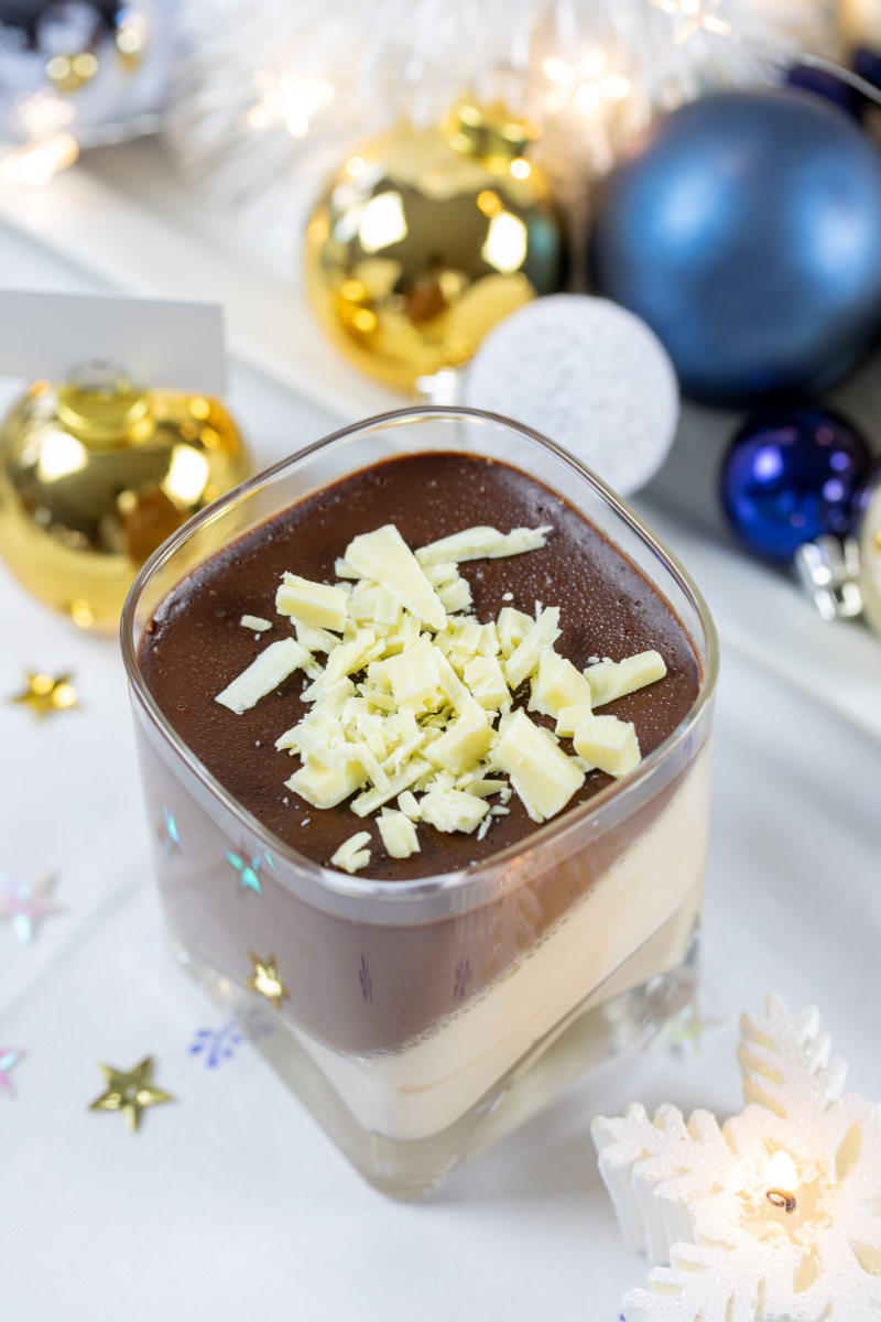 Schoko-Kaffee-Panna Cotta und Marmorierte Tassen für deine Weihnachtskaffeetafel