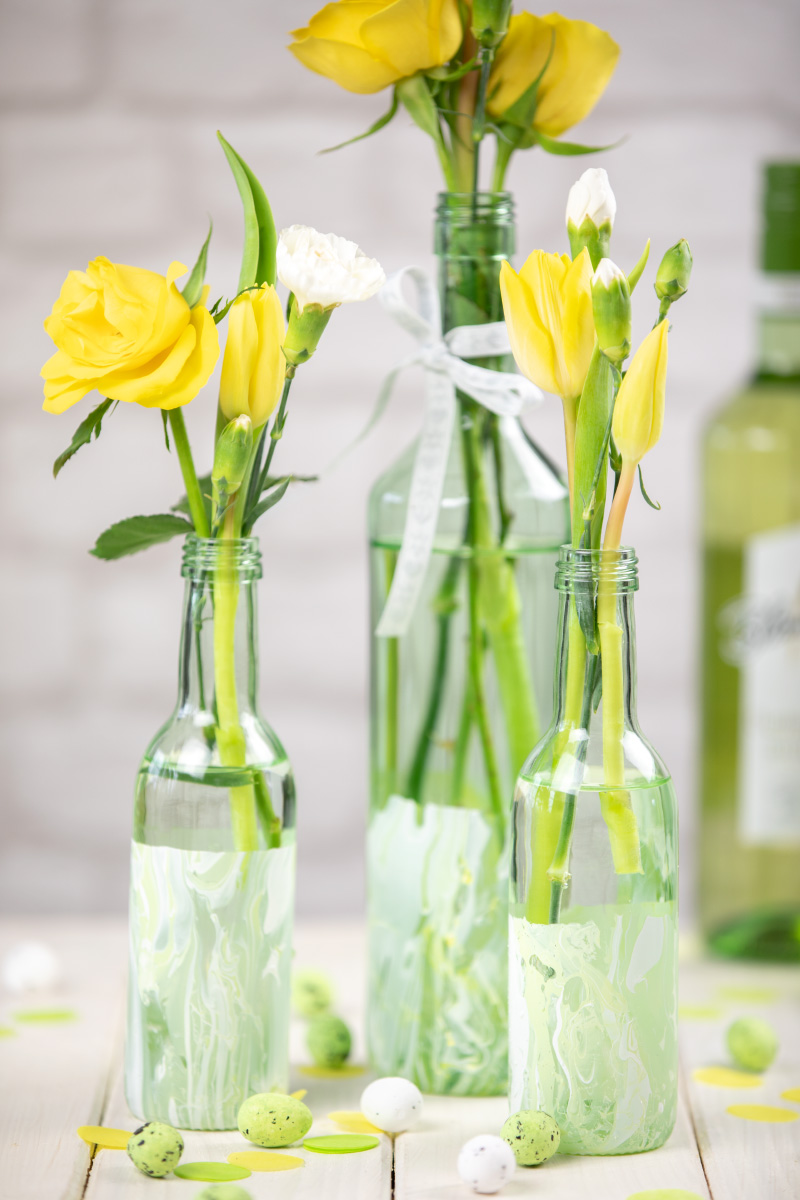 2 Geschenke für Ostern: Frühlingskerze und Blumenvase aus Blanchet Weinflaschen
