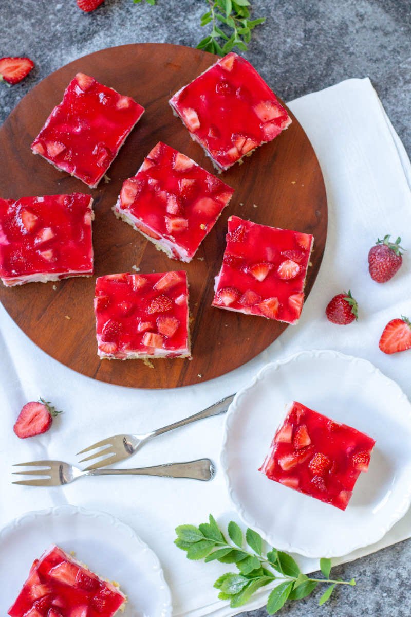 Die Erdbeer-Zeit feiern mit der leckersten Erdbeer-Schnitte