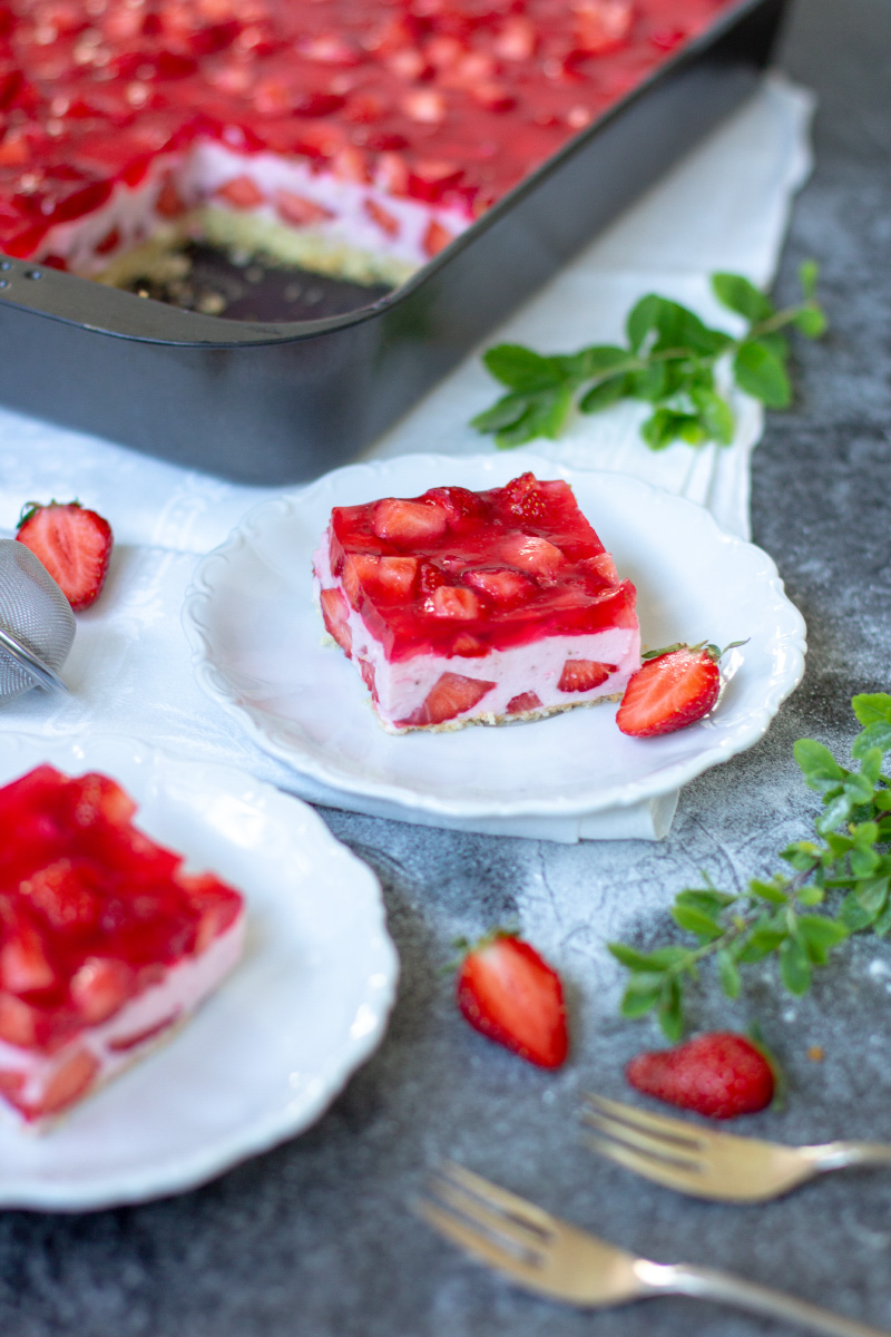 Die Erdbeer-Zeit feiern mit der leckersten Erdbeer-Schnitte