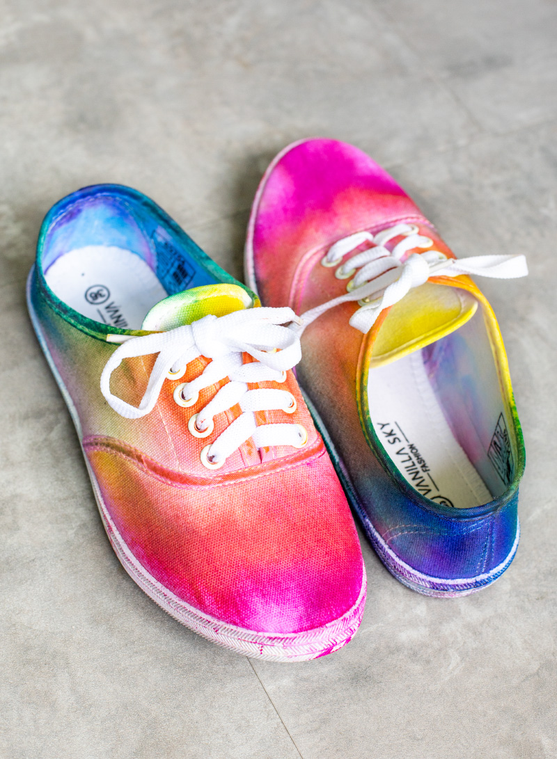 Regenbogen-Schuhe mit der Batik-Technik / Tie Dye DIY