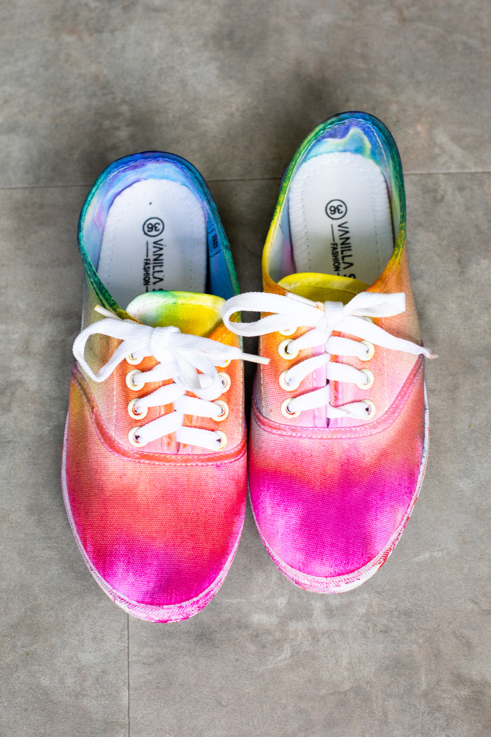 Regenbogen-Schuhe mit der Batik-Technik / Tie Dye DIY