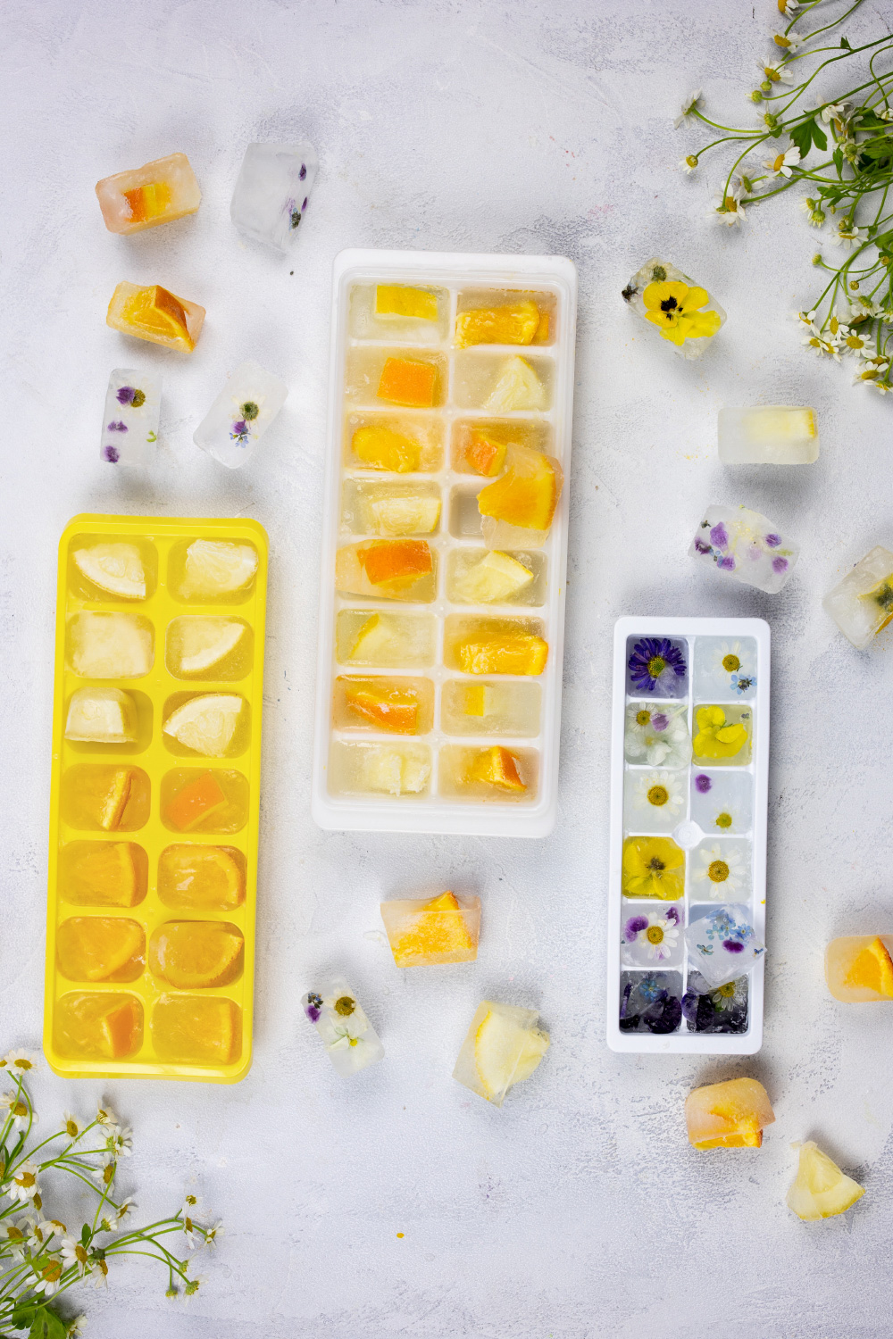 Dekorative Eiswürfel mit Orange, Zitrone und Blumen selbermachen
