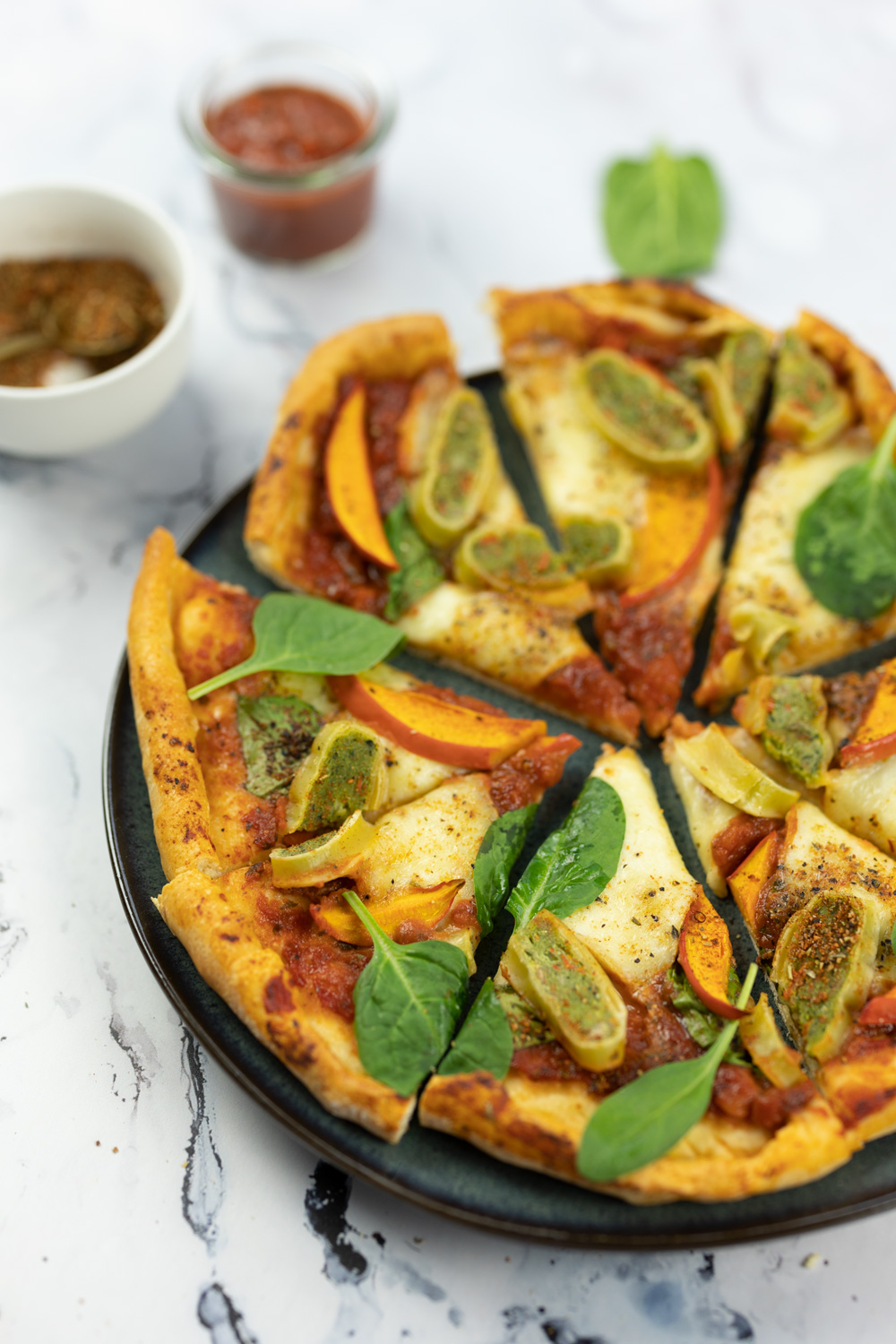 Herbstliche Pizza mit Kürbis, Spinat und Gemüse-Maultaschen