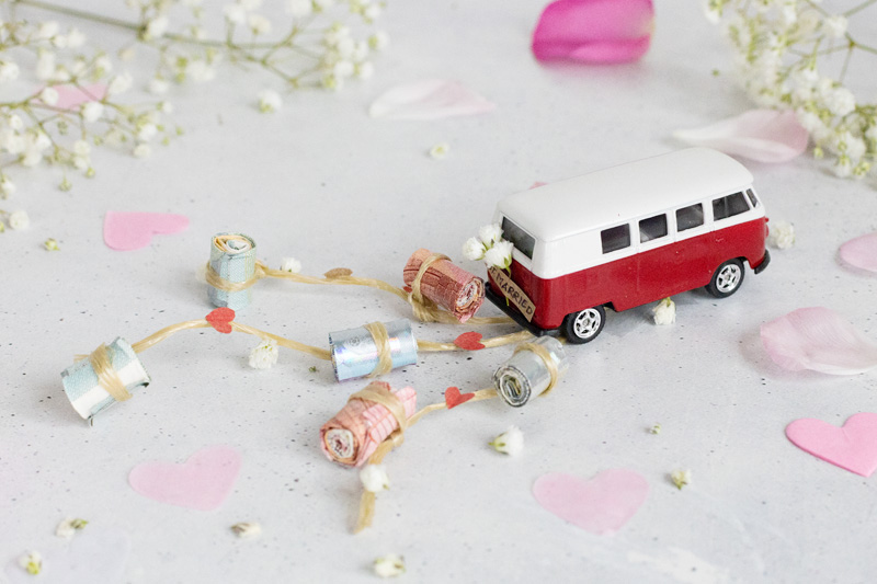 Geldgeschenk: Mini-Bus mit Dosen als Hochzeitsgeschenk