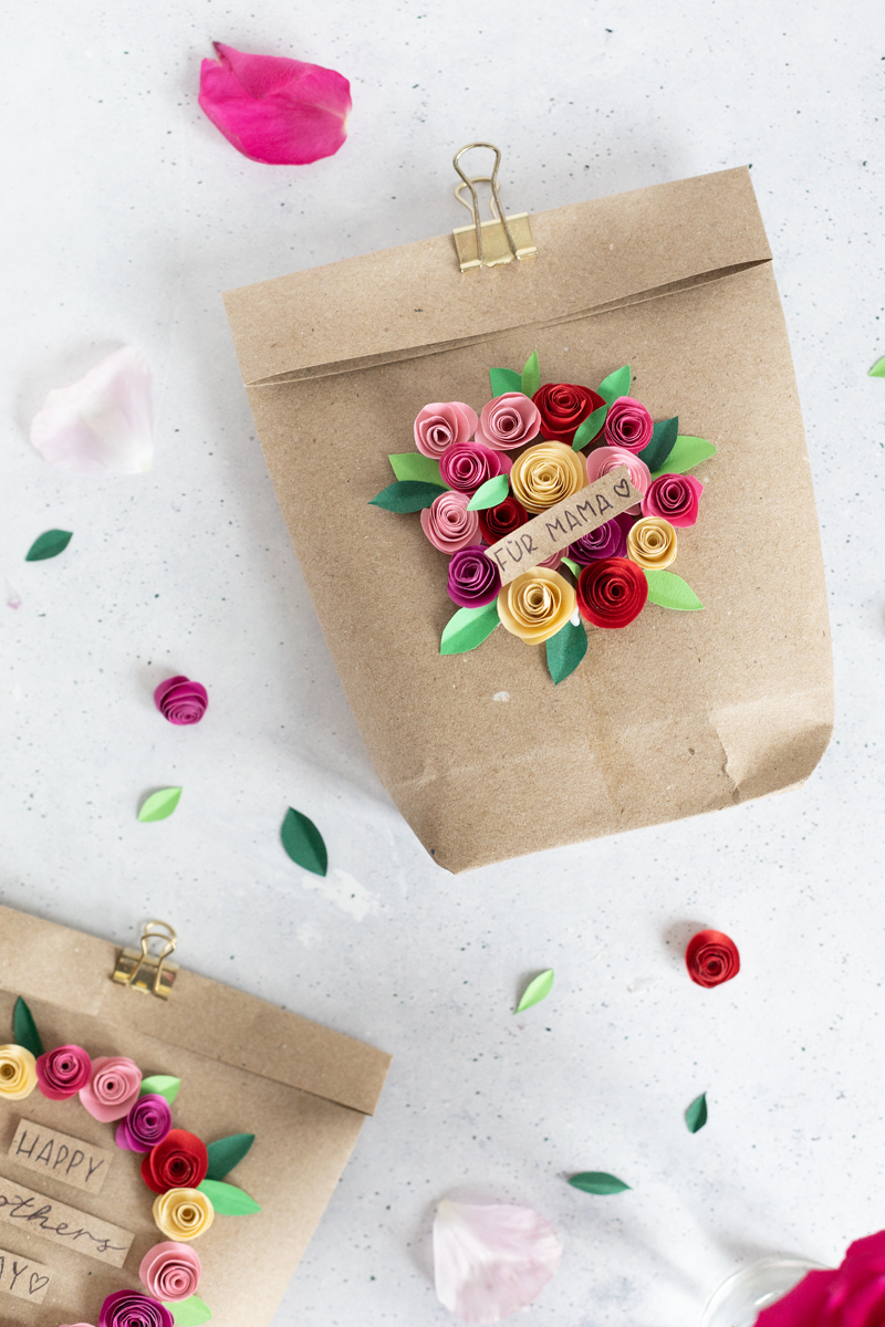 Geschenktüte und Muttertagskarte basteln mit Papierblumen