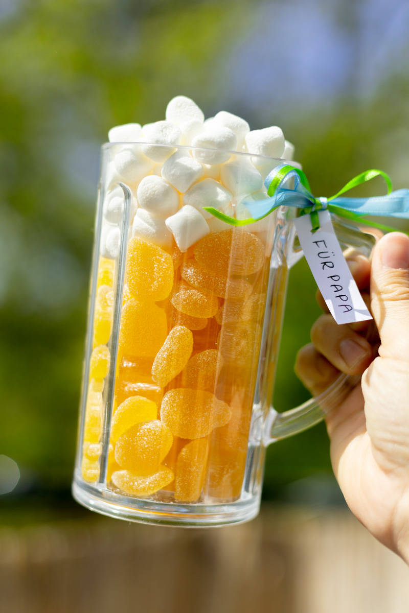 Make Father's Day gifts: beer mug with sweets