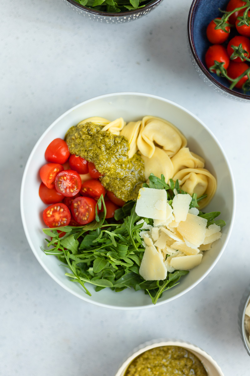 Einfaches Rezept für italienischen Tortellini-Salat zum Grillen