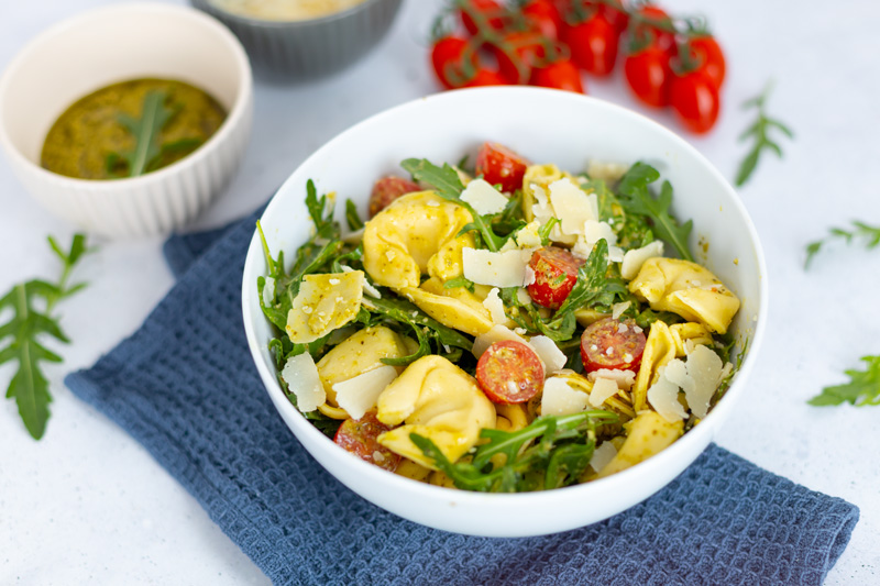 Einfaches Rezept für italienischen Tortellini-Salat zum Grillen