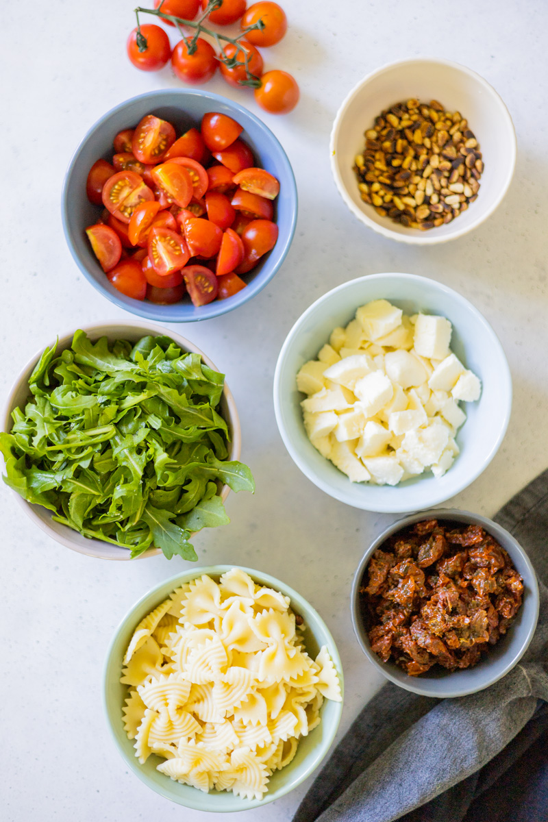 Italienischer Nudelsalat mit Rucola und Tomaten
