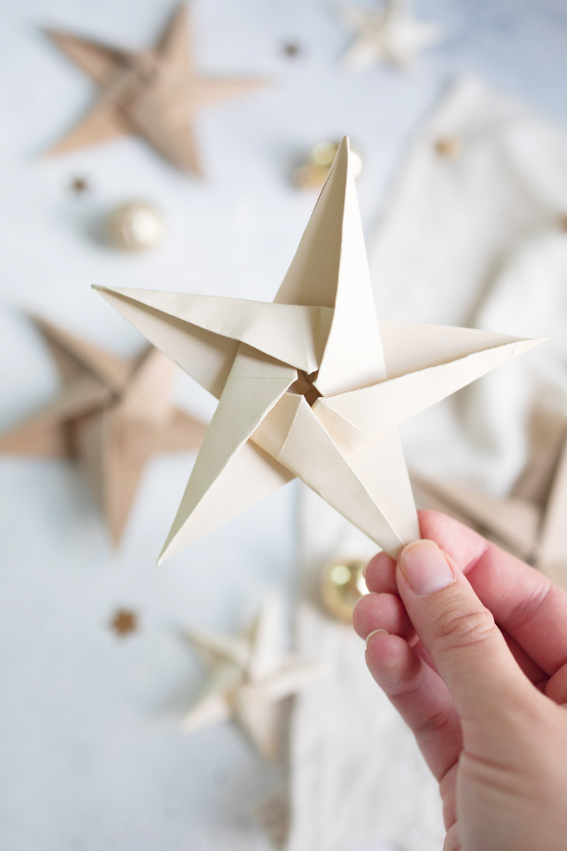 Origami Stern für Weihnachten falten - einfache Anleitung
