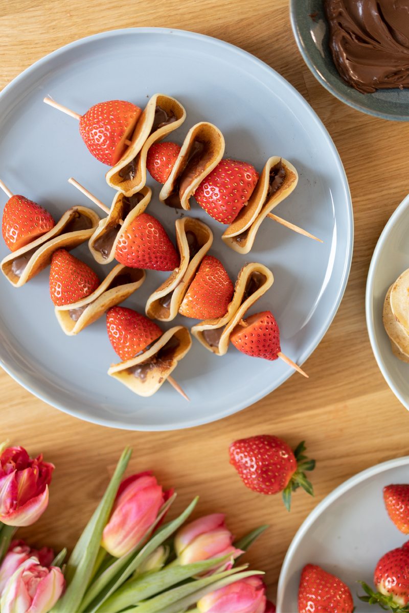 Süße Pfannkuchen-Spieße mit Erdbeeren