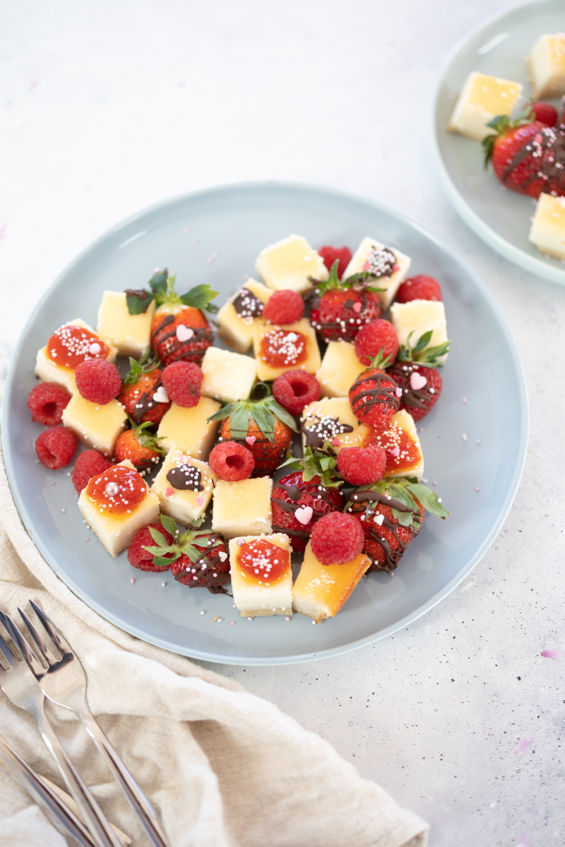 Käsekuchen-Happen in Herzform zum Muttertag