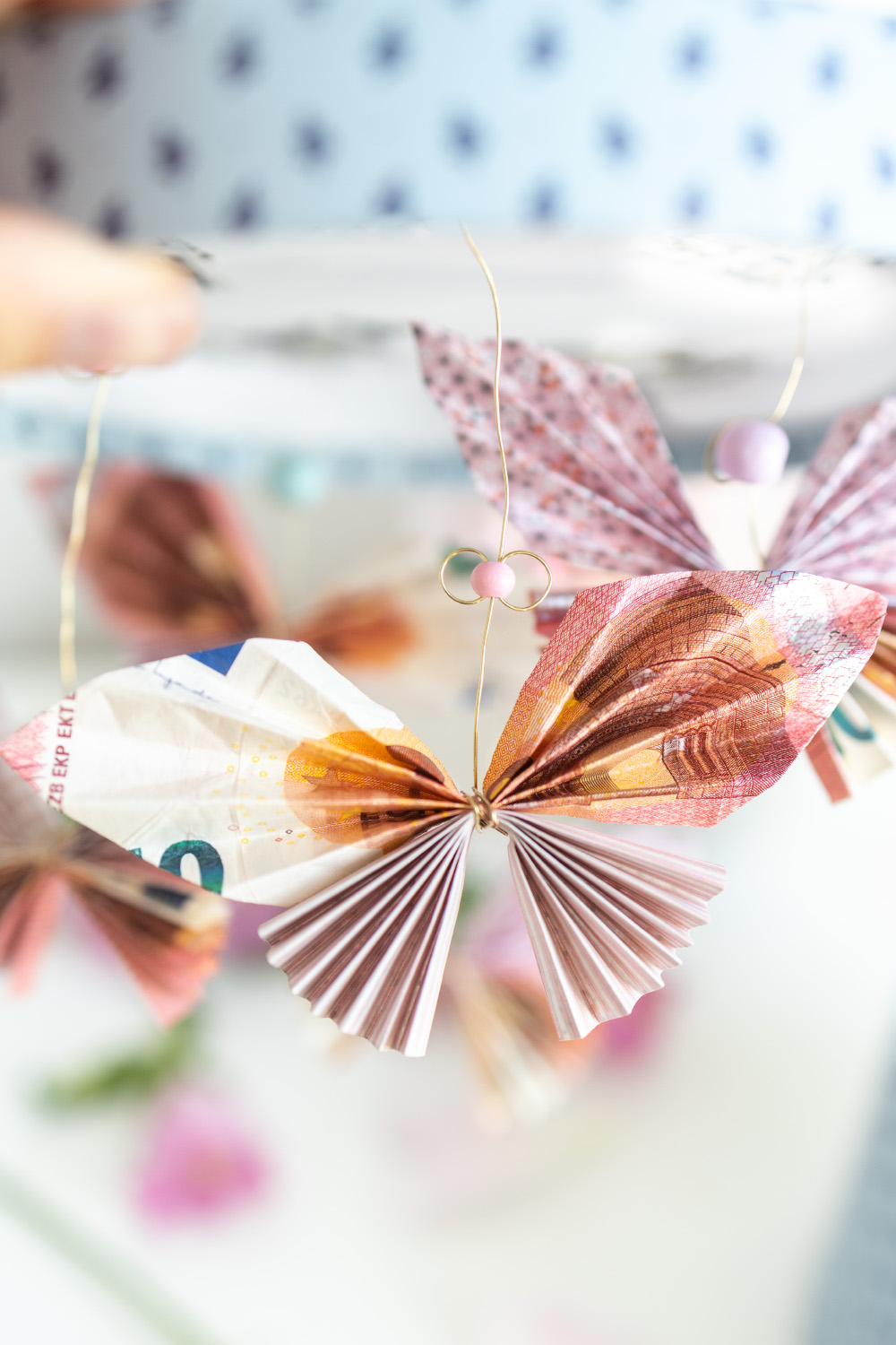 Geldgeschenk zur Hochzeit: Fliegende Schmetterlinge in der Box