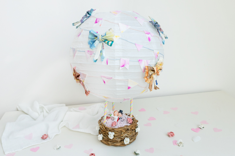 DIY hot air balloon tinkering as a creative money gift for the wedding