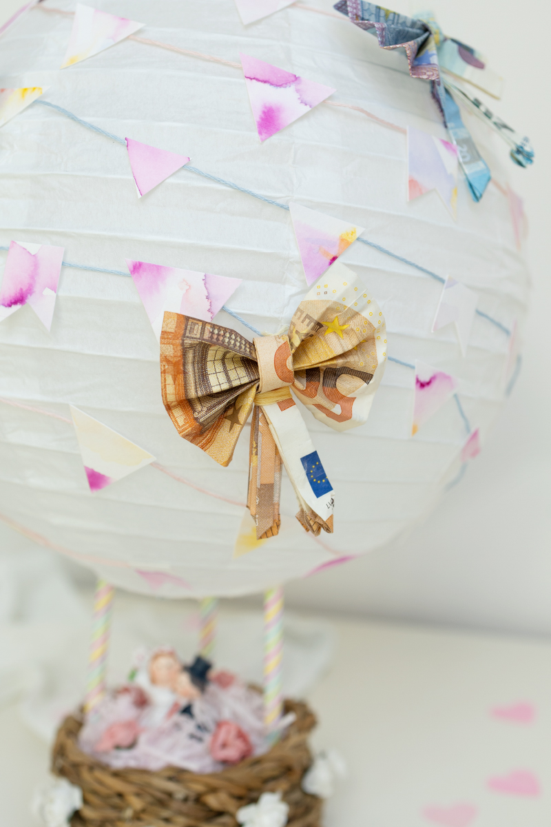 DIY hot air balloon tinkering as a creative money gift for the wedding