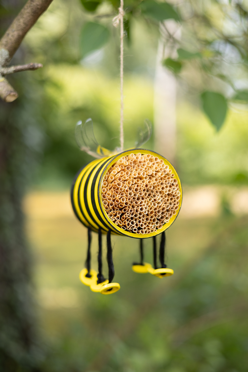 DIY Insektenhotel im Bienen-Look
