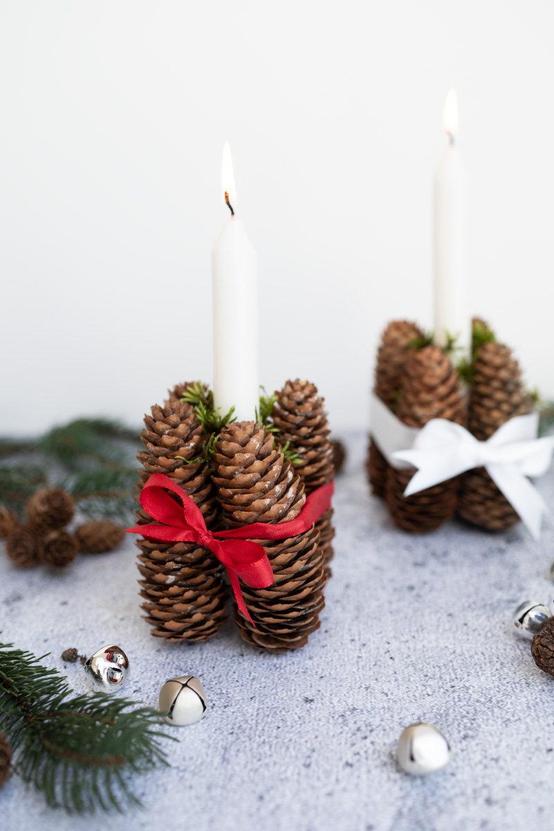 Tannenzapfen-Kerzenhalter selber machen als Weihnachtsdeko