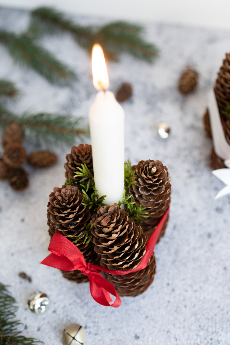 Tannenzapfen-Kerzenhalter selber machen als Weihnachtsdeko