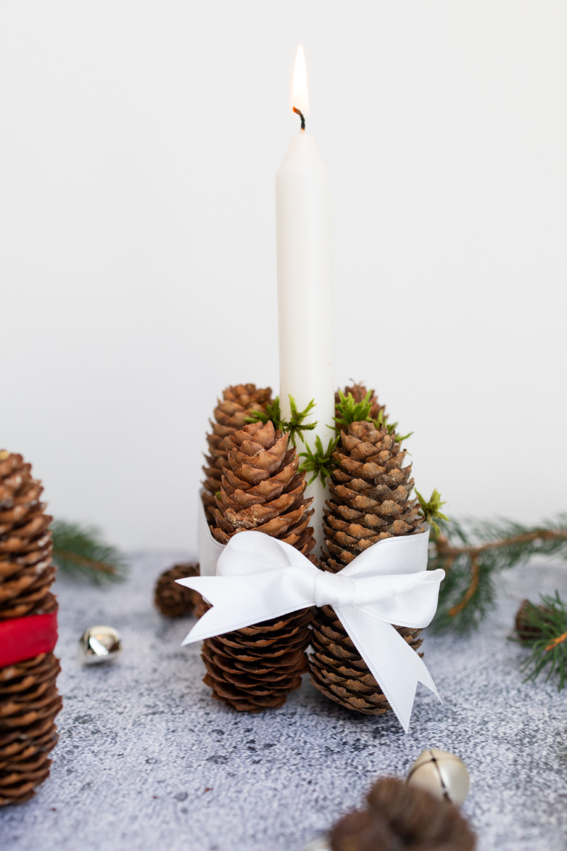 Make your own pine cone candle holders as a Christmas decoration