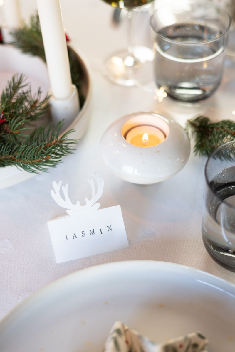 Tischdeko für Weihnachten: Stern aus Serviette und Tischkärtchen selber machen