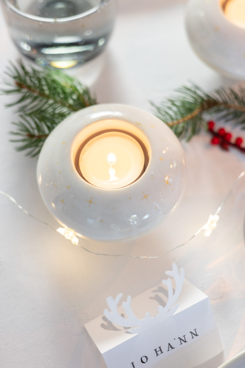 Edle und Weihnachtstischdeko: Stern aus Serviette und Tischkärtchen selber machen