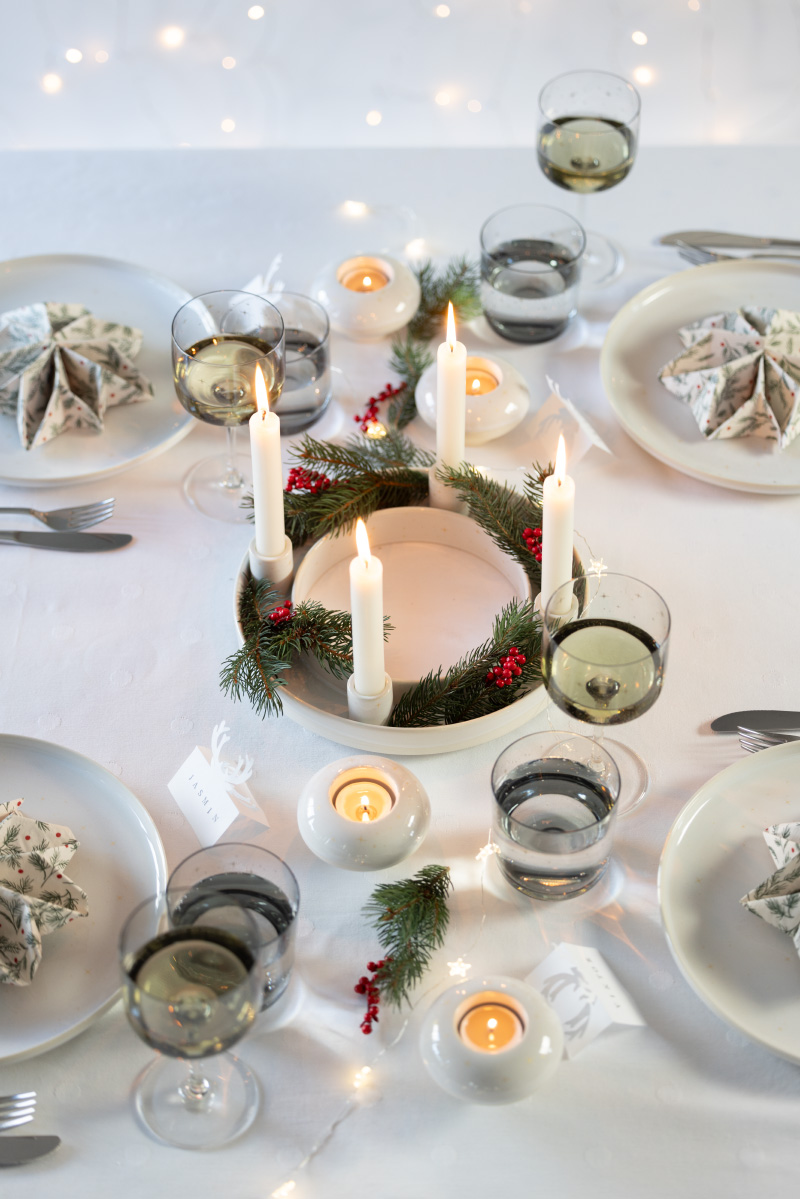 Tischdeko für Weihnachten: Stern aus Serviette und Tischkärtchen selber machen