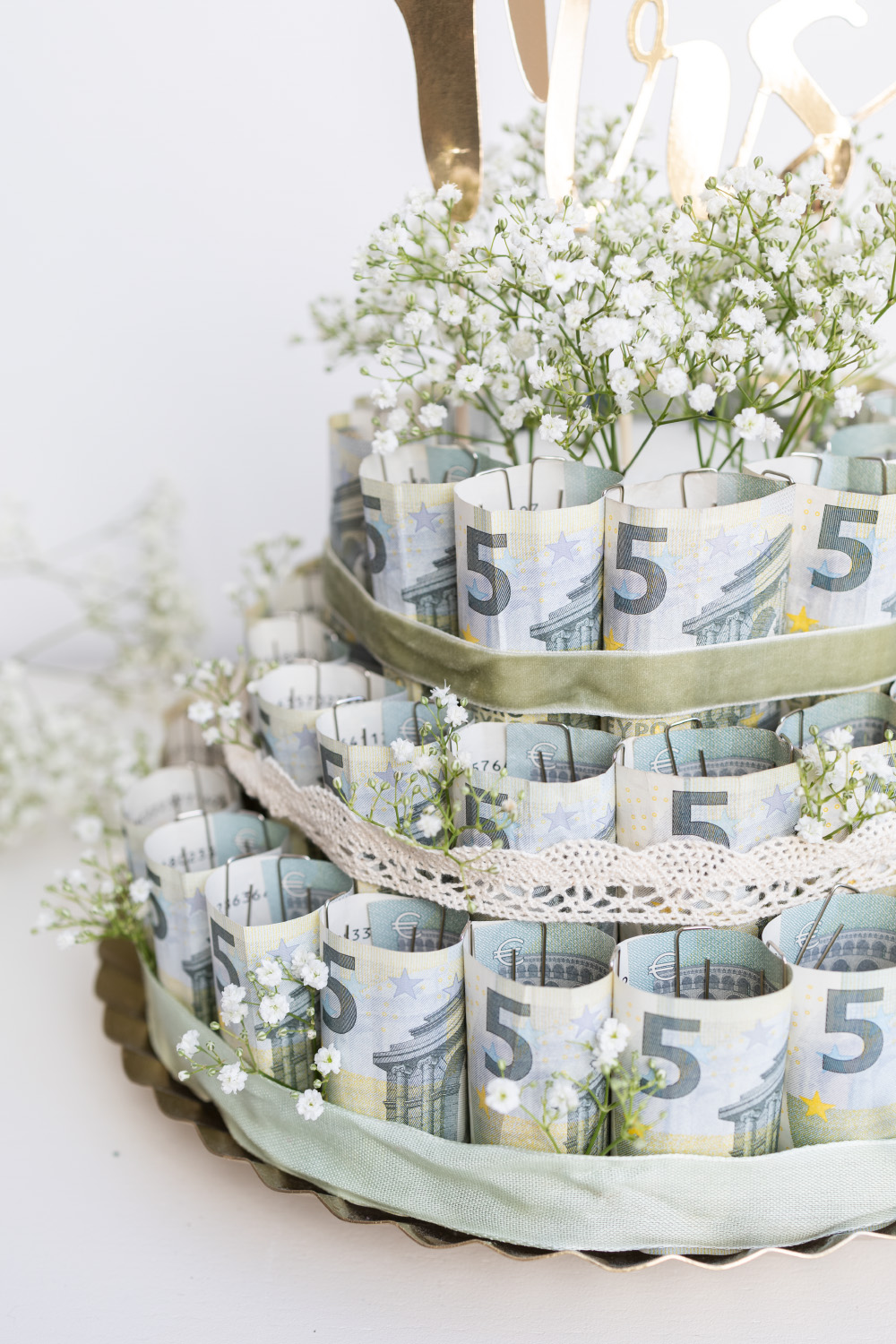 Geld-Torte: Hochzeitstorte mit Geldscheinen basteln