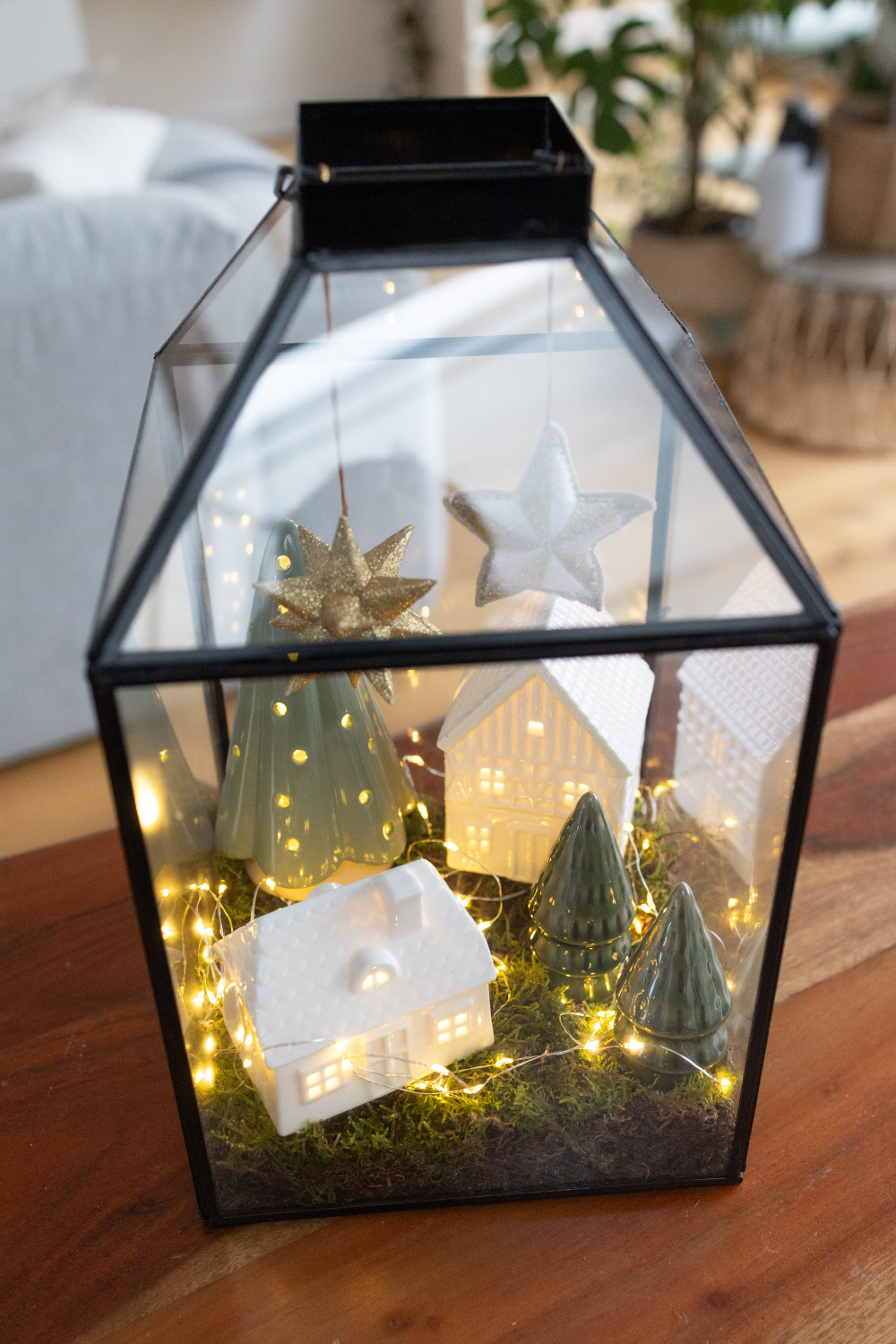 Decorate the lantern as a Christmas decoration