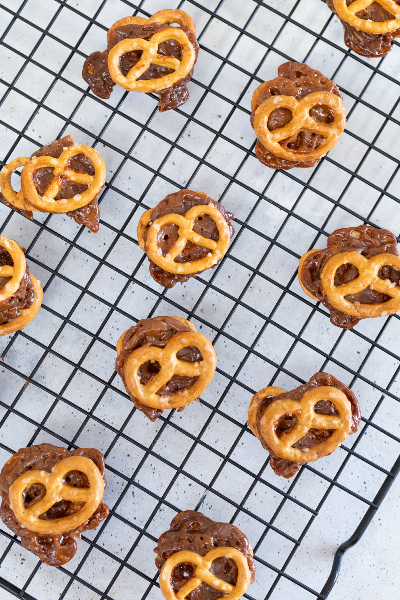 Make your own salted caramel pretzels