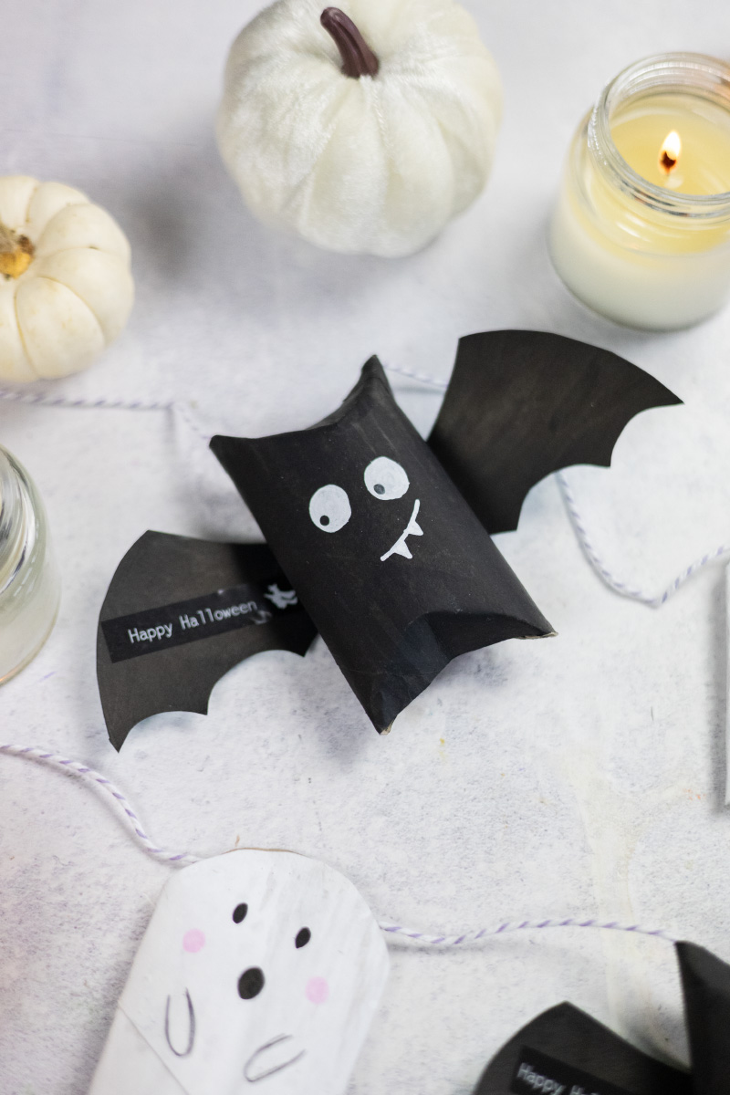 Crafts for Halloween with toilet paper rolls: DIY ghosts and bats #DIYYearChallenge