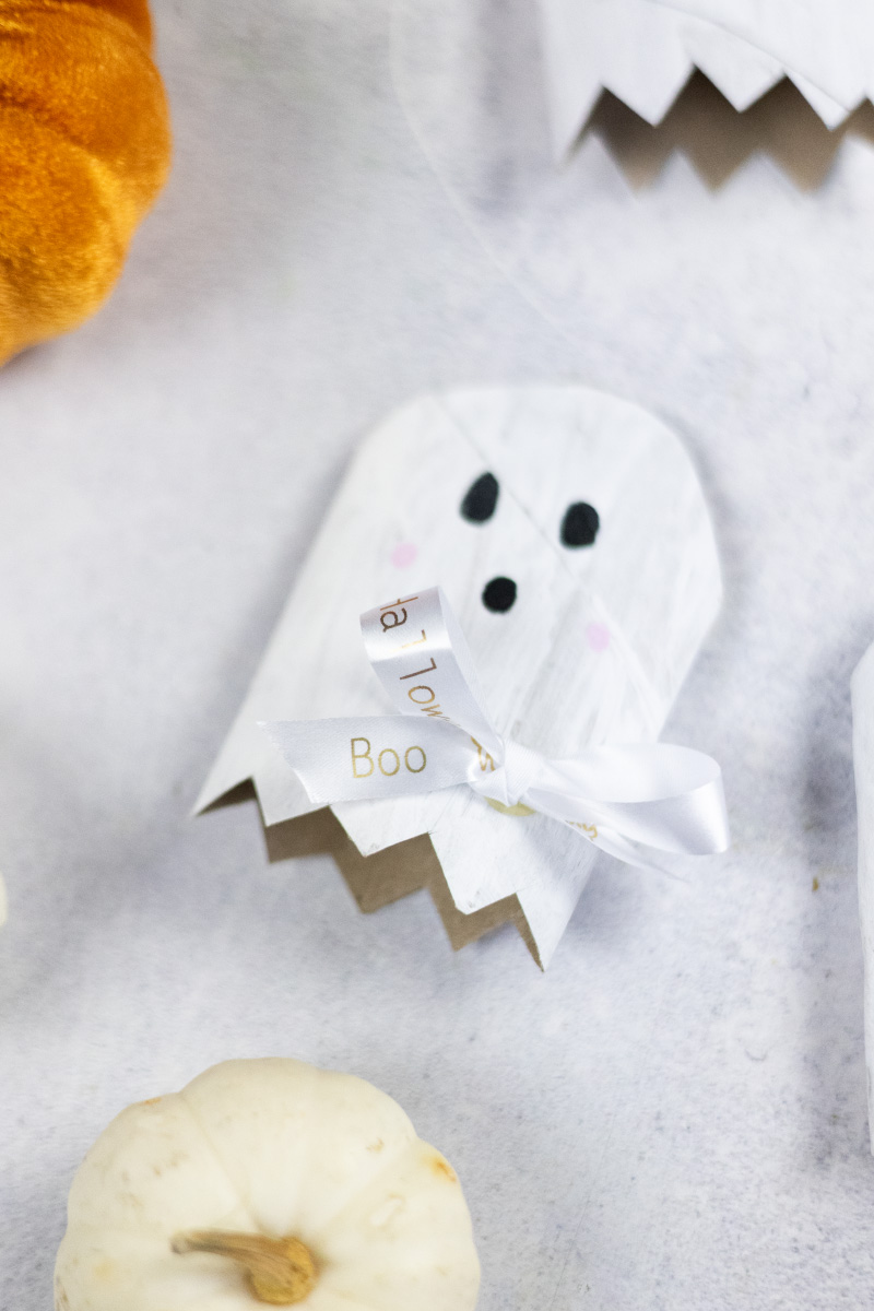 Crafts for Halloween with toilet paper rolls: DIY ghosts and bats #DIYYearChallenge