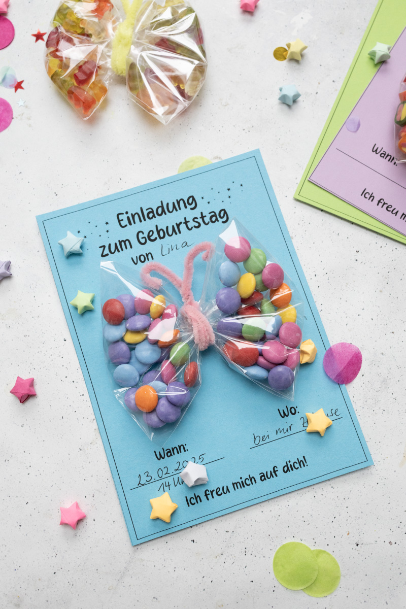 Einladungskarte mit Süßigkeiten-Schmetterlingen für den Kindergeburtstag basteln 