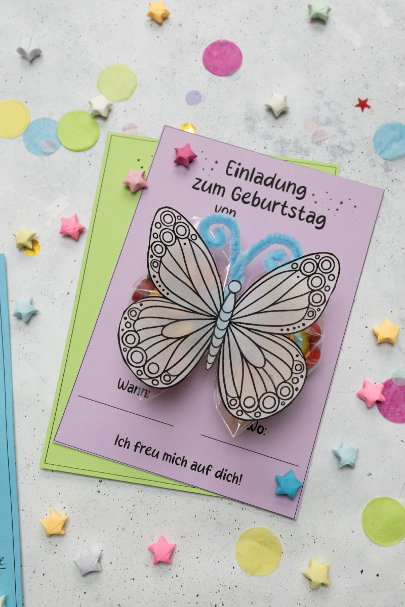 Einladungskarte mit Süßigkeiten-Schmetterlingen für den Kindergeburtstag basteln 