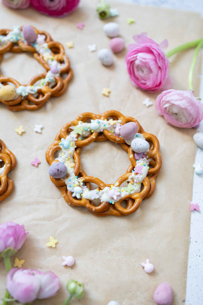 Pretzel wreaths with chocolate