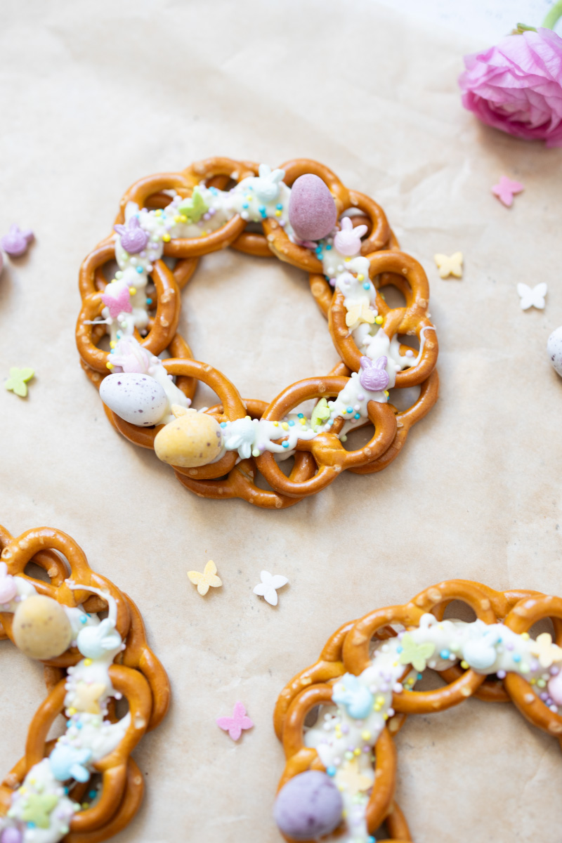 Pretzel wreaths with chocolate