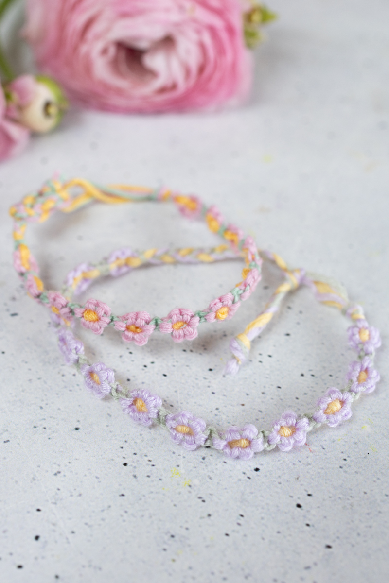 Blumenarmband als Freundschaftband knüpfen