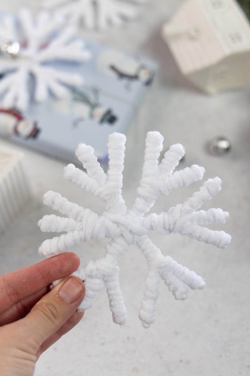 DIY Schneeflocken-Anhänger basteln