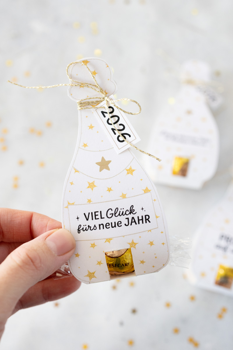 DIY Silvester Gastgeschenk: Sektflaschen für Pralinen einfach selber basteln