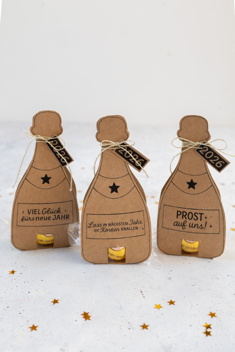 DIY Silvester Gastgeschenk: Sektflaschen für Pralinen einfach selber basteln