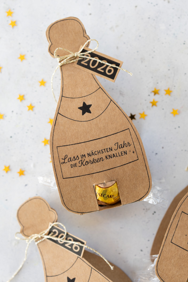 DIY Silvester Gastgeschenk: Sektflaschen für Pralinen einfach selber basteln