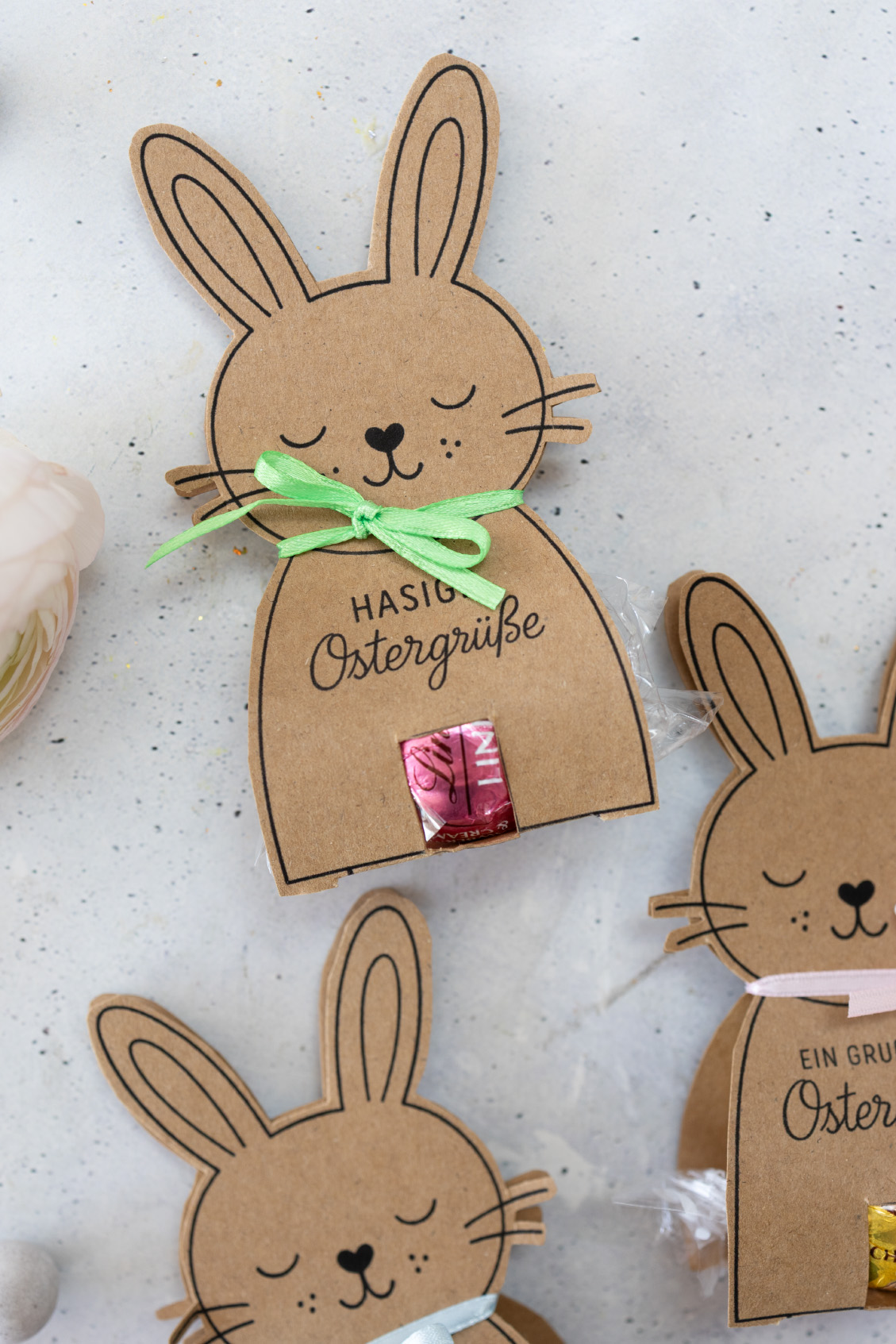 DIY Oster Gastgeschenk: Osterhasen für Pralinen einfach selber basteln