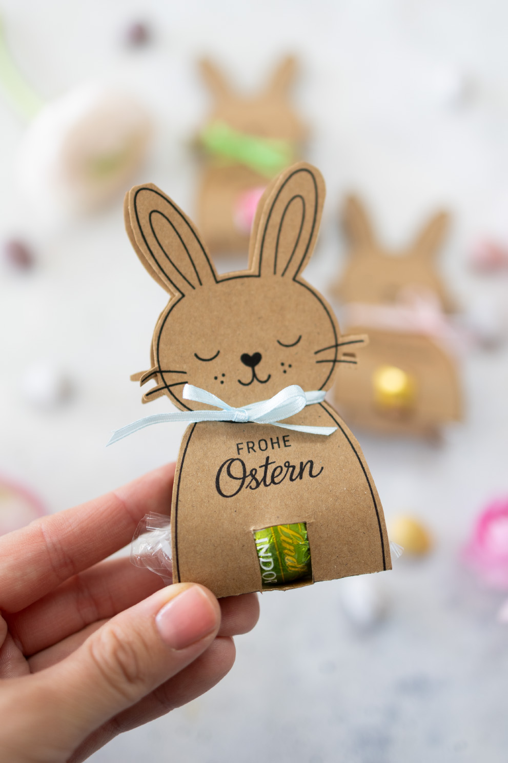 DIY Oster Gastgeschenk: Osterhasen für Pralinen einfach selber basteln