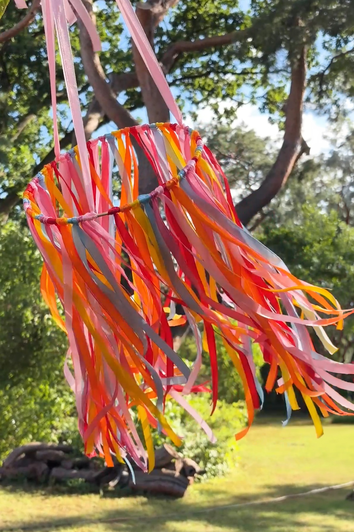 Windspiel mit Satinbändern basteln