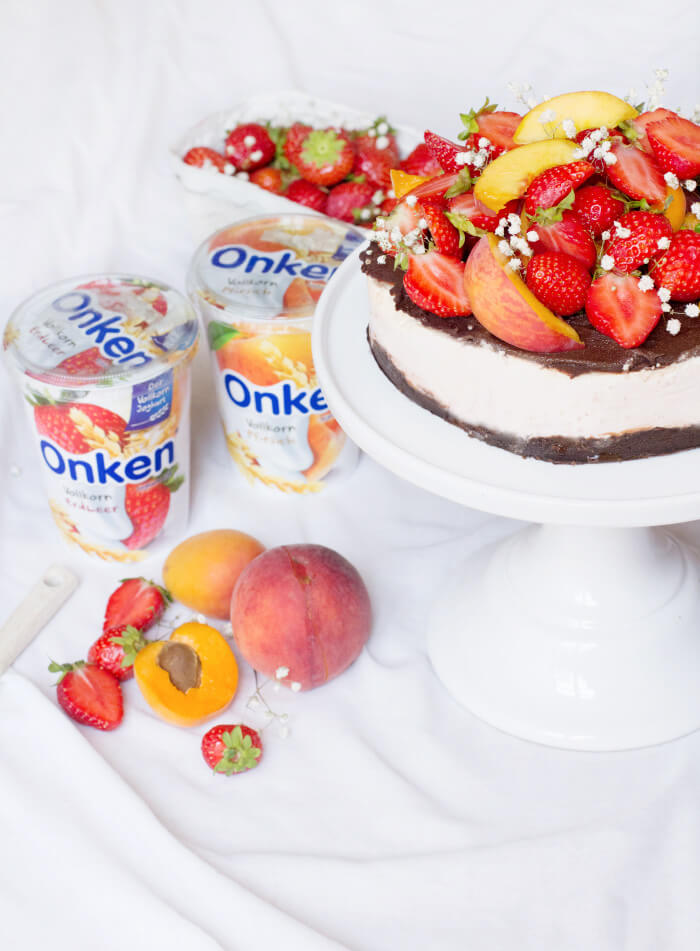 Joghurt-Eistorte mit Erdbeeren, Pfirsich und Aprikosen